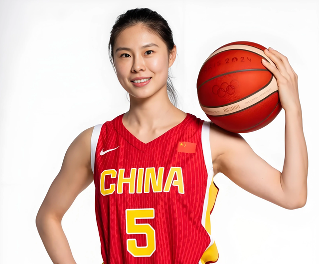 开云-王思雨替补出场，6投6中，砍下13分！中国女篮半场领先巴西13分